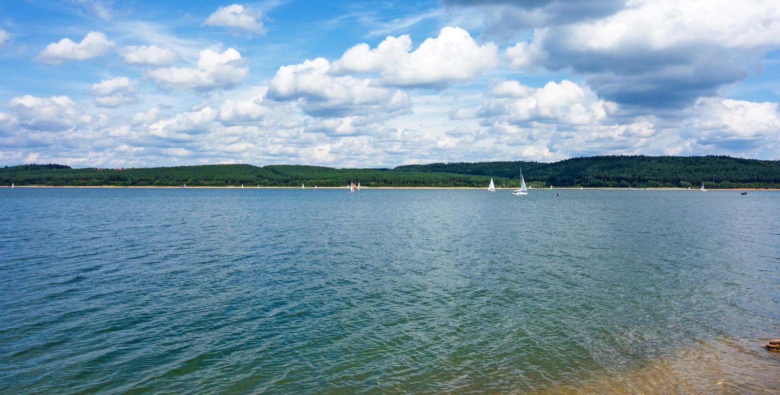 Großer Brombachsee mit Segelbooten unter Sommerwolken