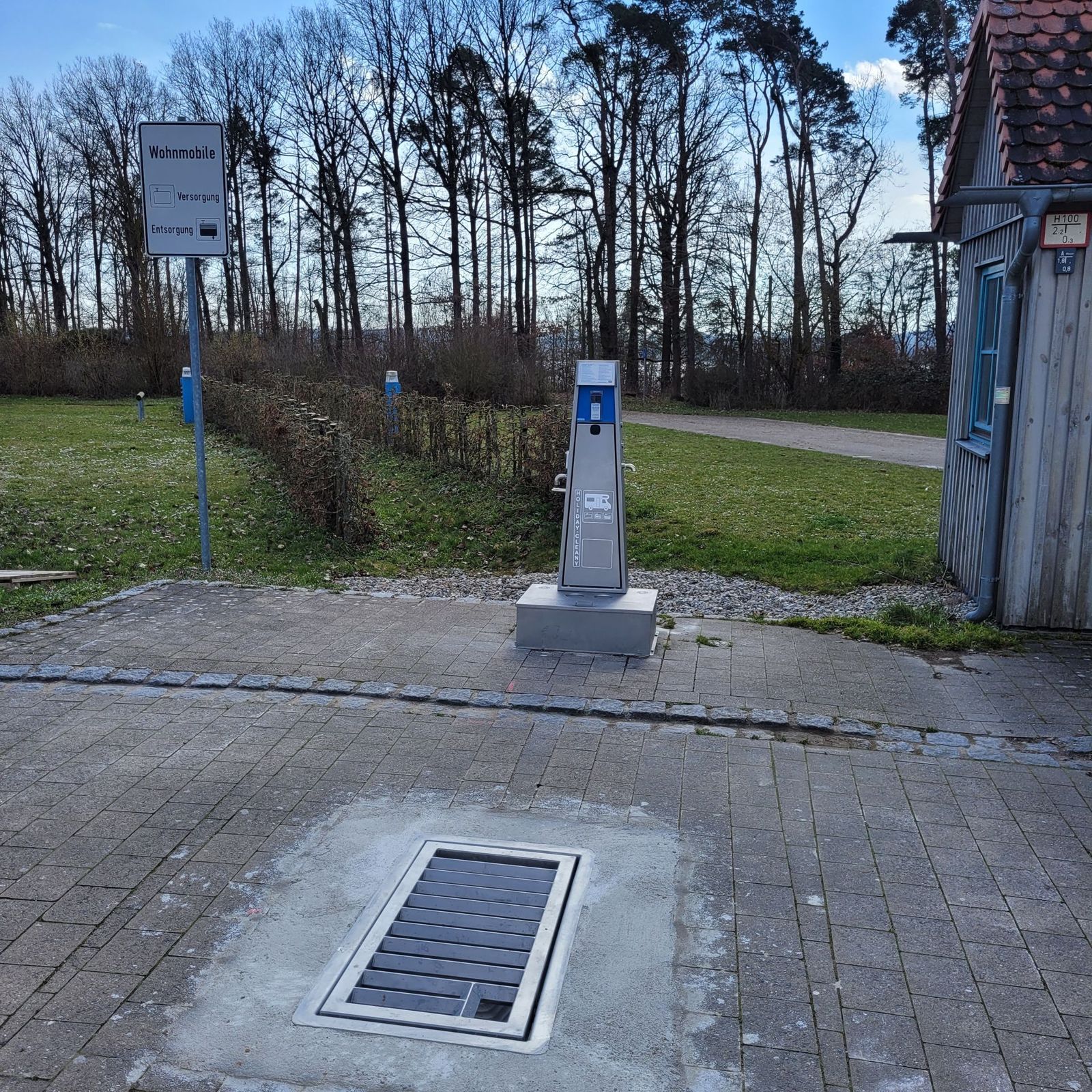 Ver- und Entsorgungsstation mit Bodeneinlass