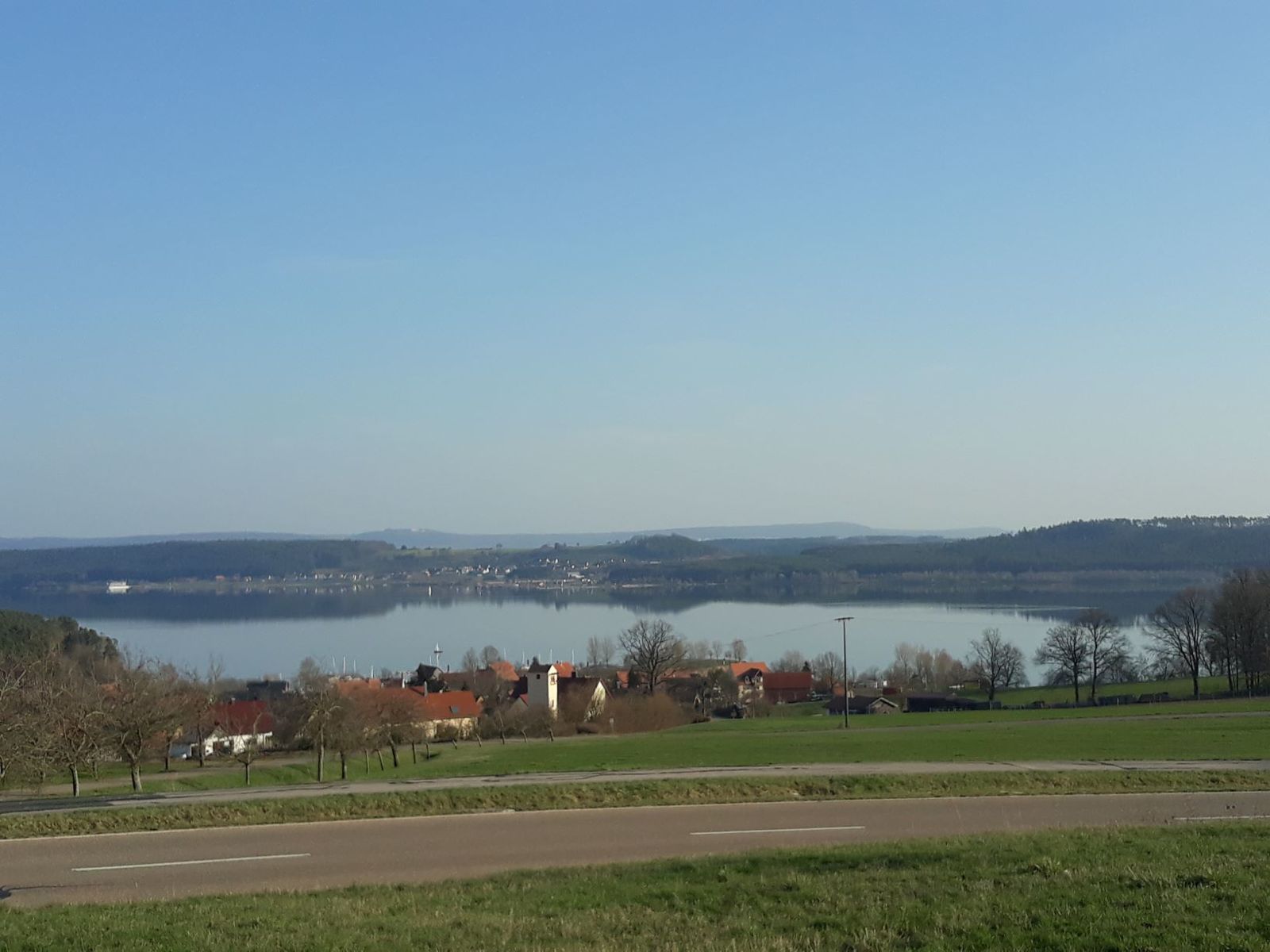 Weiter Ausblick vom Hang über Enderndorf auf den See